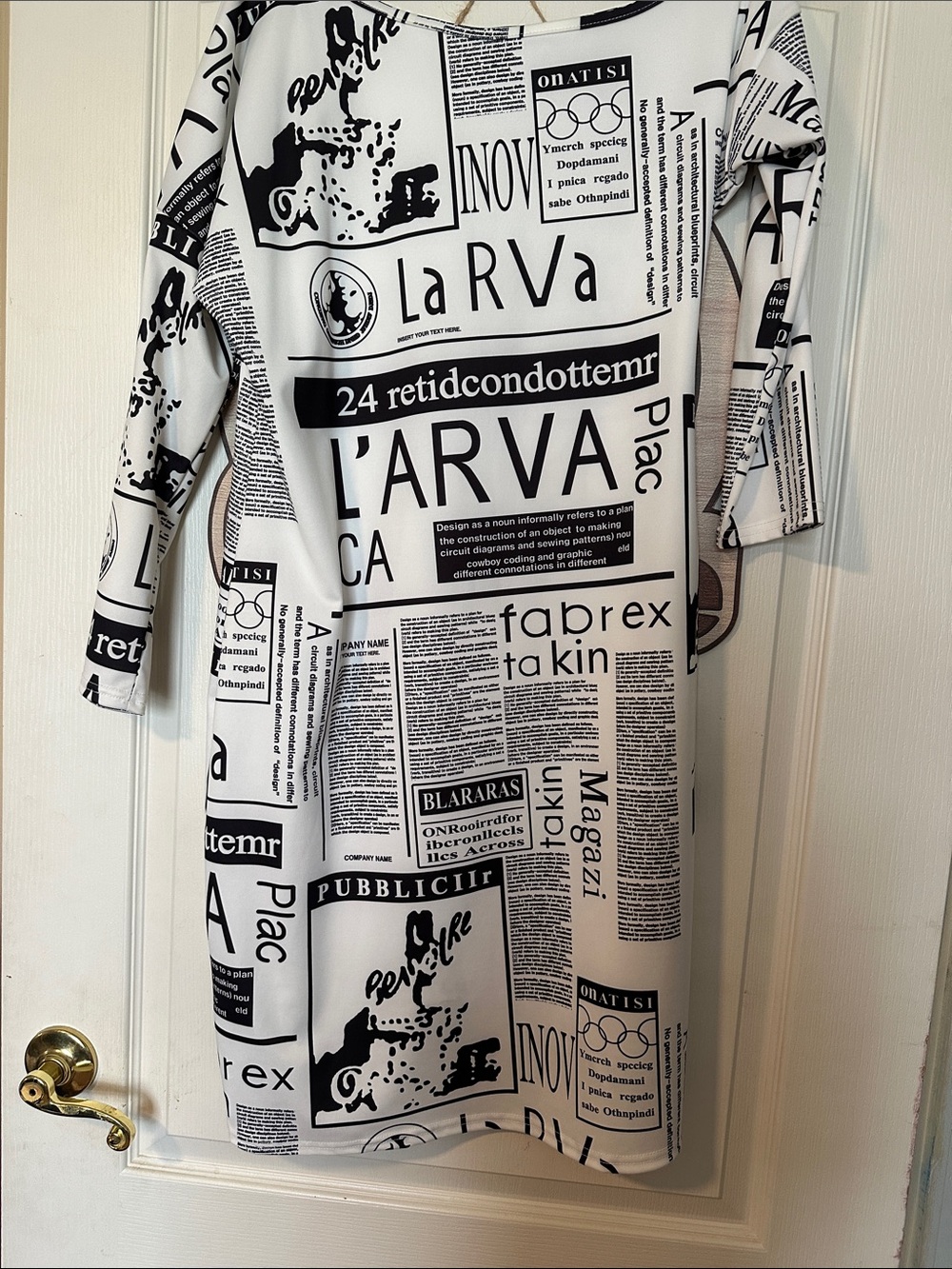 🚨🔥 Black and White Newspaper-Print Long Sleeve Dress - Picture 2 of 3